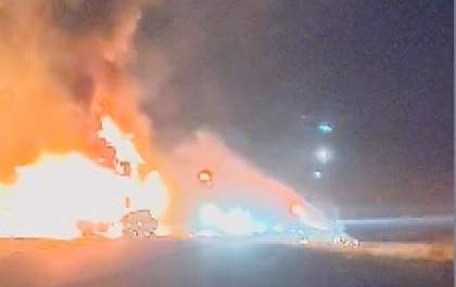 Caminhão e carro pegam fogo após colisão em estrada
