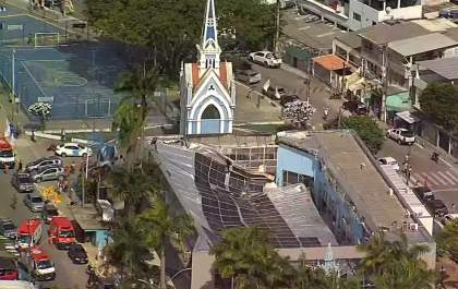 Teto de igreja desaba sobre pessoas e deixa ao menos dois mortos no Recife