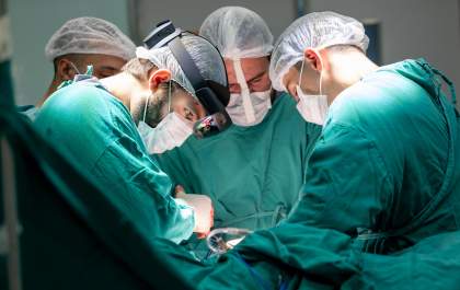 Cirurgia inédita usa dispositivo de realidade aumentada para a participação remota de especialistas