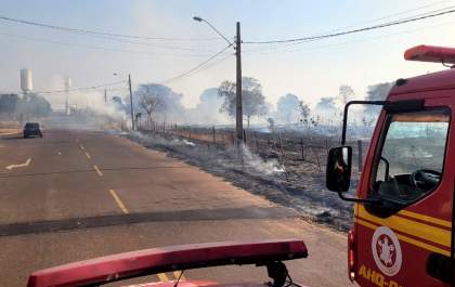 Corpo de Bombeiros combate grande incêndio em fazenda próxima ao Bairro Montanini