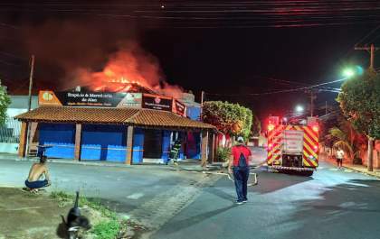 Incêndio destrói completamente Marmitaria do Allan