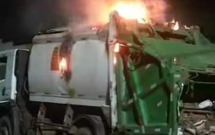 Caminhão de coleta de lixo pega fogo durante serviço em Três Lagoas
