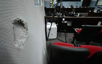 Câmara de Araçatuba quer que polícia investigue dano no prédio no final da sessão de segunda-feira