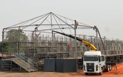 Empresa inicia montagem da estrutura da Expô Araçatuba Rodeio Show