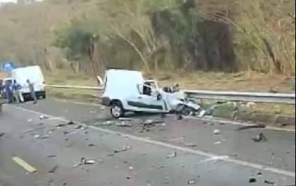 Mulher morre em colisão de furgão com carreta na Elyeser