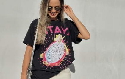 Verão Vibrante: A Ascensão das Maxi Estampas de Flores e Frutas