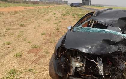 Casal morre em colisão de carro com caminhão na Elyeser