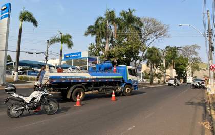 Idoso é atropelado por caminhão na Pompeu
