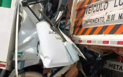 Acidente entre carretas e caminhão de oxigênio deixa trânsito lento na BR-163