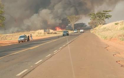 Fumaça de queimada interdita trecho de rodovia em Penápolis pelo segundo dia