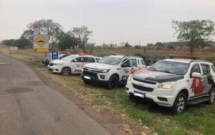 Homens são detidos suspeitos de atear fogo em vegetação ao lado de rodovia