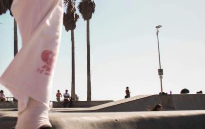 Conheça o brasileiro Gui Khury, fenômeno do skate mundial que possui mega rampa de 10 m no quintal da avó