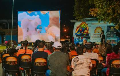 Santópolis do Aguapeí recebe furgão do CineSolar