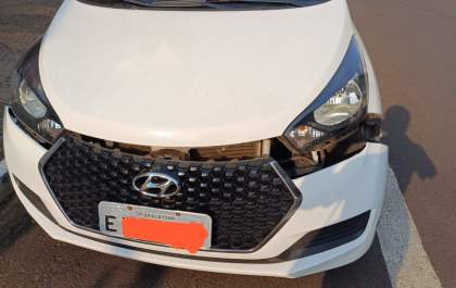 Motociclista bate em carro parado e foge&nbsp;
