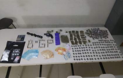 Jovem de 18 anos é preso com drogas, arma e munições em Buritama