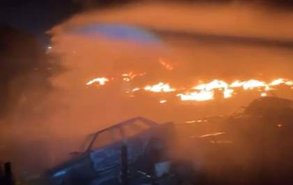 Incêndio atinge pátio de guincho e destrói carros apreendidos em Penápolis