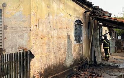 Guardas municipais socorrem idosos durante incêndio em residência em Araçatuba
