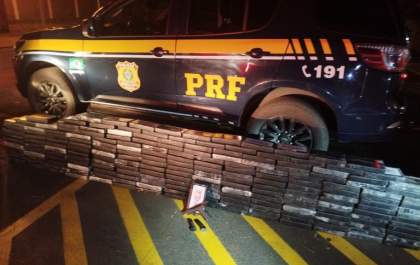 PRF apreende mais de 220 Kg de cocaína e arma de fogo
