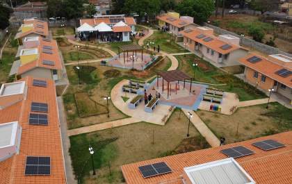 Idosos comemoram entrega de novo residencial