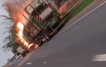 Carga de carreta pega fogo na Rondon