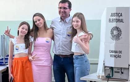 Candidato pelo PSDB, Dr. Cassiano Maia, votou nesta manhã acompanhado da esposa e das filhas