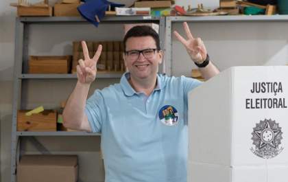 Candidato Dr. Ruy Costa vota acompanhado da esposa