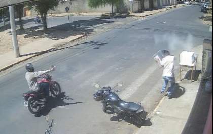 Homem é alvo de tiros em Araçatuba