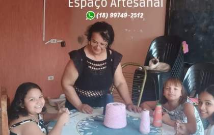 Outubro começa com promoção de tapetes de crochê da artesã Andrea Moreira