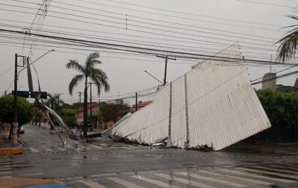 Chuva arranca teto de autoescola em Castilho
