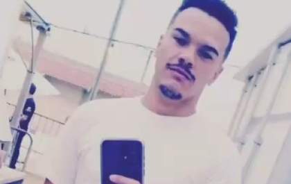 Jovem de 26 anos morre após bater moto em ônibus