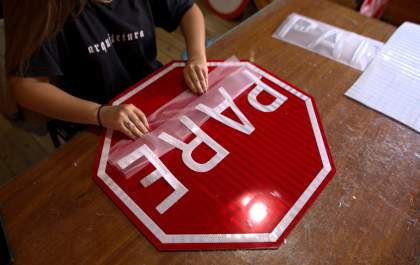Prefeitura de Birigui adquire máquina para produção de placas de trânsito