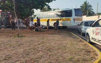 Mulher fica ferida em colisão de Biz com ônibus
