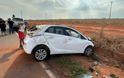 Motorista perde controle, roda na pista e capota