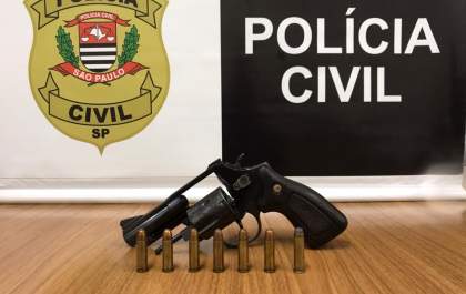 Polícia Civil apreende arma com investigado por roubo