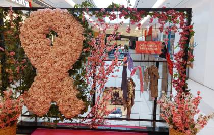 Shopping arrecada lenços para mulheres com câncer