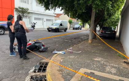 Motociclista é socorrido em estado grave após ter Biz atingida por carro