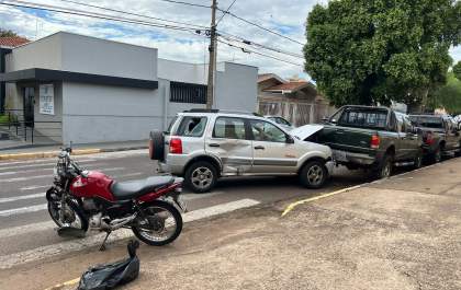 Homem fica ferido ao bater moto em carro na Baguaçu