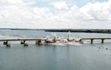 DER implode parte de ponte sobre o rio Tietê para ampliar hidrovia