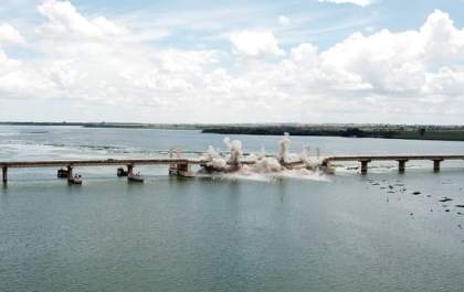 Governo de SP realiza a implosão parcial de ponte que cruza o Rio Tietê para ampliar hidrovia