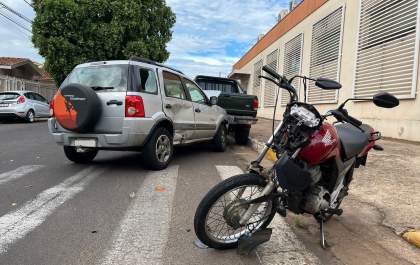 Motociclista que bateu em carro na Baguaçu vai para a UTI