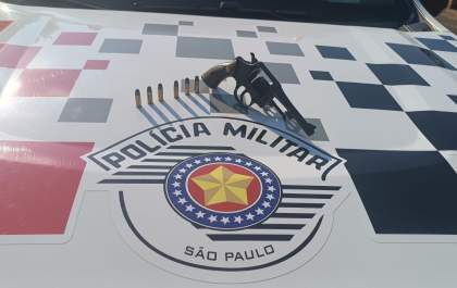 Polícia Militar aborda homem armado