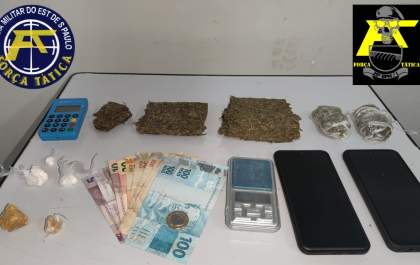 Força Tática apreende casal com maconha, crack e cocaína