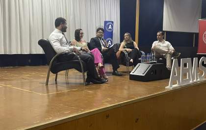 Delegada compartilha experiências em Feira de Profissões na AEMS
