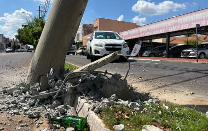 Mulher fica ferida após carro bater em poste na Waldemar Alves