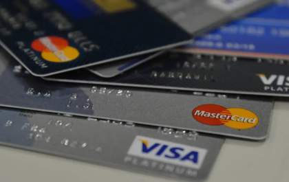 Juros do cartão de crédito rotativo sobem para 438,4% ao ano