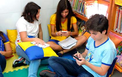 Comissão de Educação aprova projeto que proíbe celular em escolas