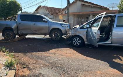 Mulher fica ferida em colisão de carro em caminhonete