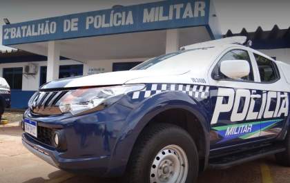 Homem é preso por tentativa de feminicídio após atacar mulher com faca
