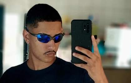 Jovem de 21 anos morre após bater moto em carro na avenida Brasília