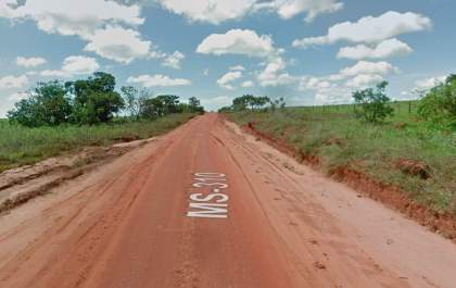 Motociclista morre atropelado por carro com o próprio pai como passageiro